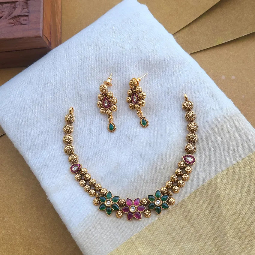 Daisy Floral Neckpiece