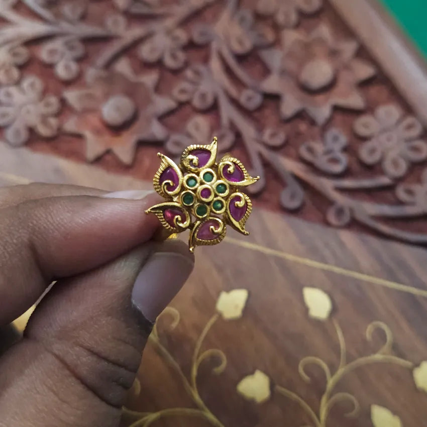 Floral Kemp Finger Ring