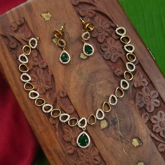 Daizy Green AD Necklace