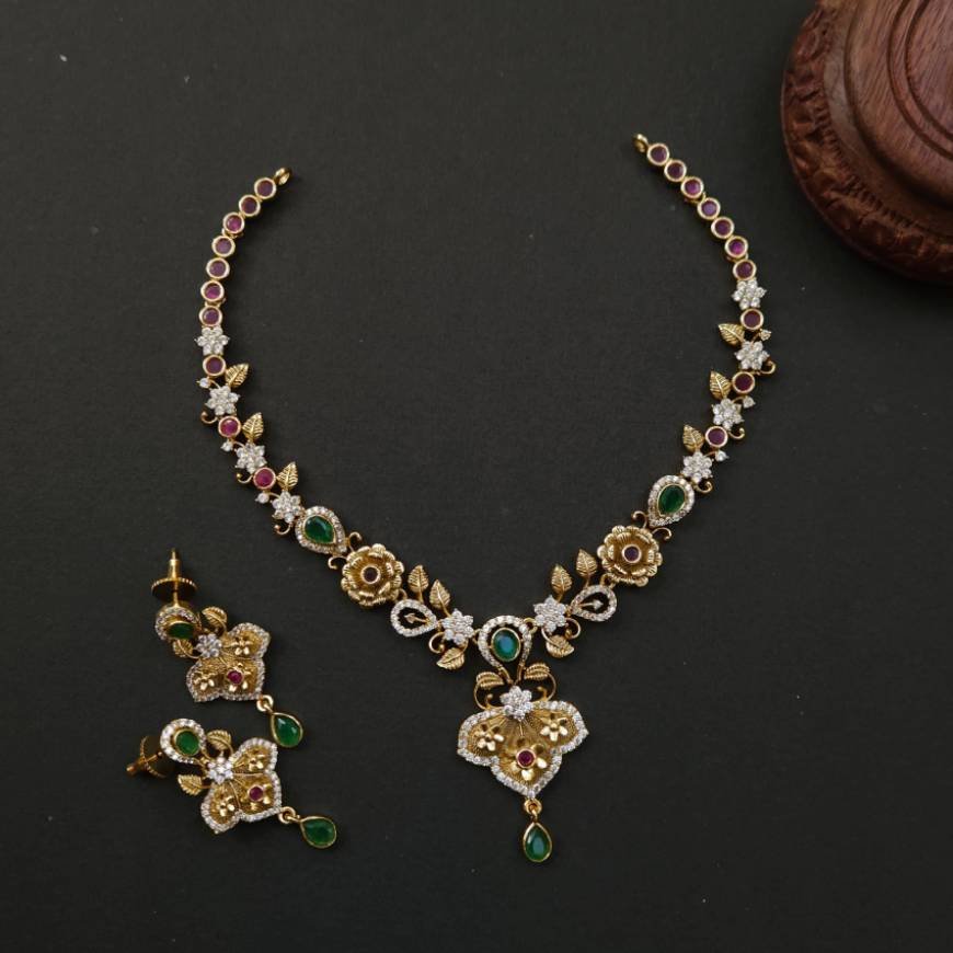 Iniya Neckpiece