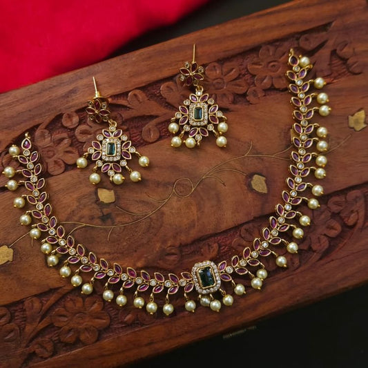 Vaishnavi Kemp Pearl Neckpiece