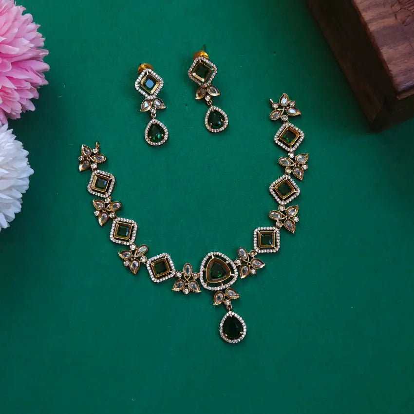 Vineez Victorian AD Necklace - Green